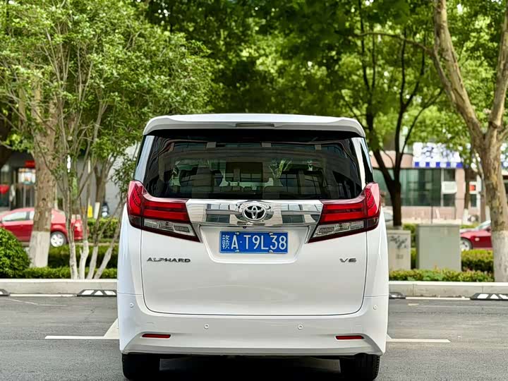 Toyota Alphard — фото 8