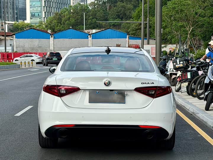 Alfa Romeo Giulia 2019 2.0 T 280 HP Black Package — фото 3
