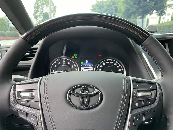 Toyota Alphard — фото 13