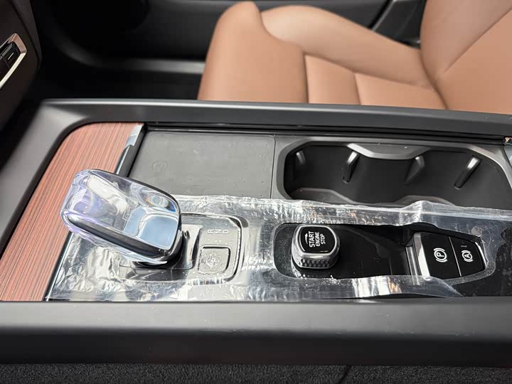 Volvo XC60 2025 B 5 4 WD — фото 13