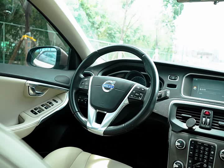 Volvo V40 2015 1.6 T — фото 15