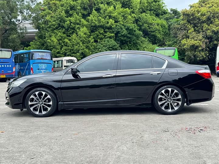 Honda Accord — фото 7