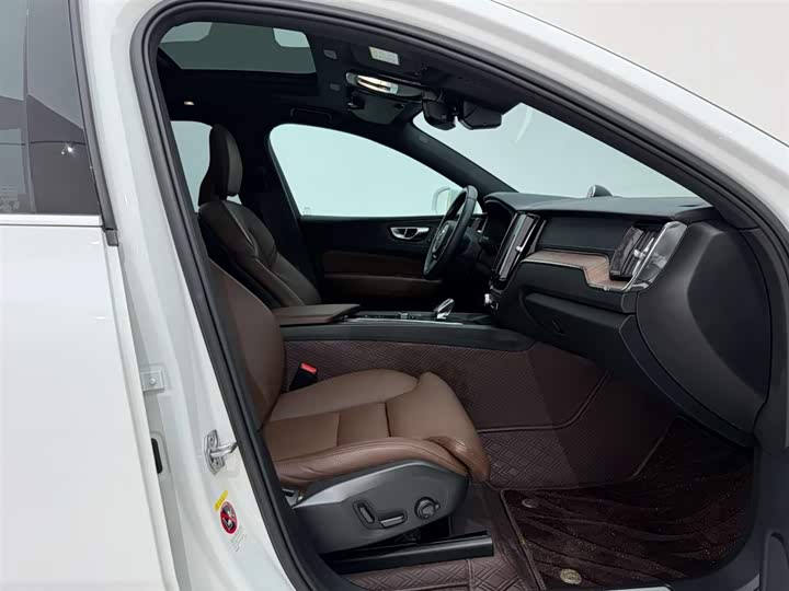 Volvo XC60 2022 B 5 4 WD — фото 19