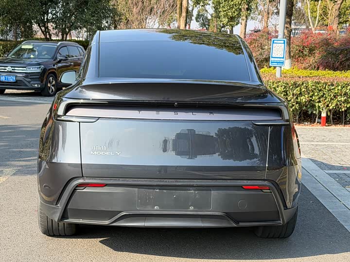 Tesla Model Y 2025 — фото 11