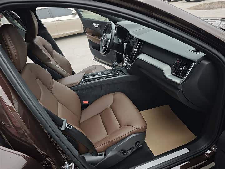 Volvo XC60 2021 T 5 4 WD — фото 11