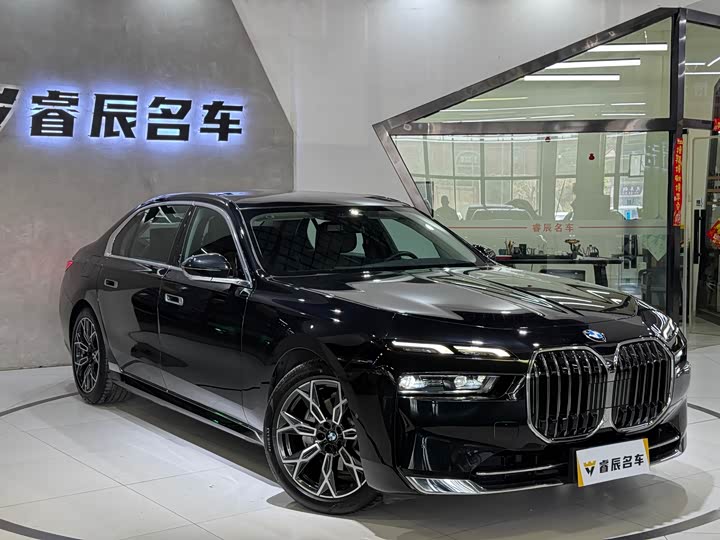 BMW 7-Series 2023 735 Li
