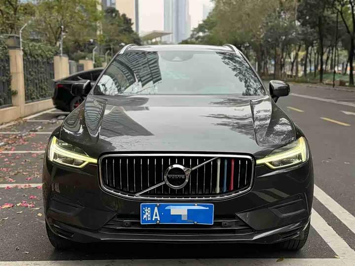 Volvo XC60 2018 T 5 4 WD — фото 2