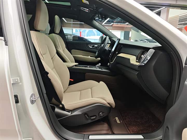 Volvo XC60 2025 B 5 4 WD — фото 11