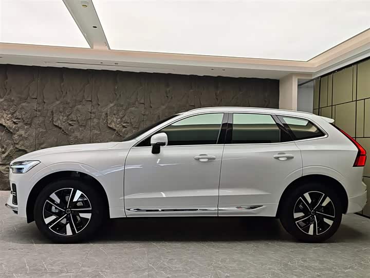 Volvo XC60 2025 B 5 4 WD — фото 3