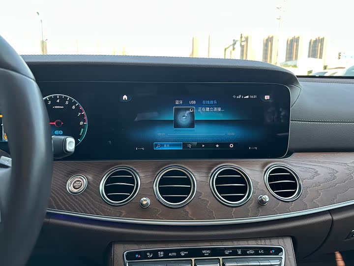 Mercedes-Benz E-Class 2022 E 350 e L — фото 20