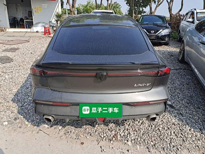 Changan UNI-V 2022 1.5 T Premium — фото 6