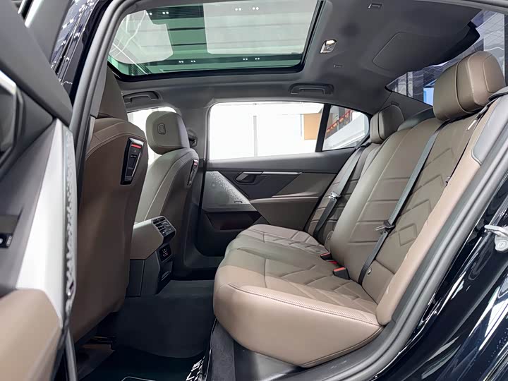 BMW 5-Series 2024 530 Li Leading M — фото 6