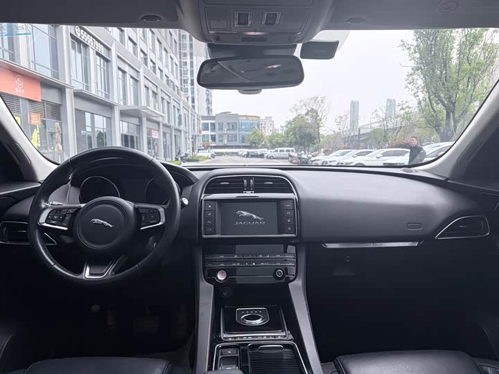 Jaguar F-PACE 2018 2.0 T 4 WD — фото 5