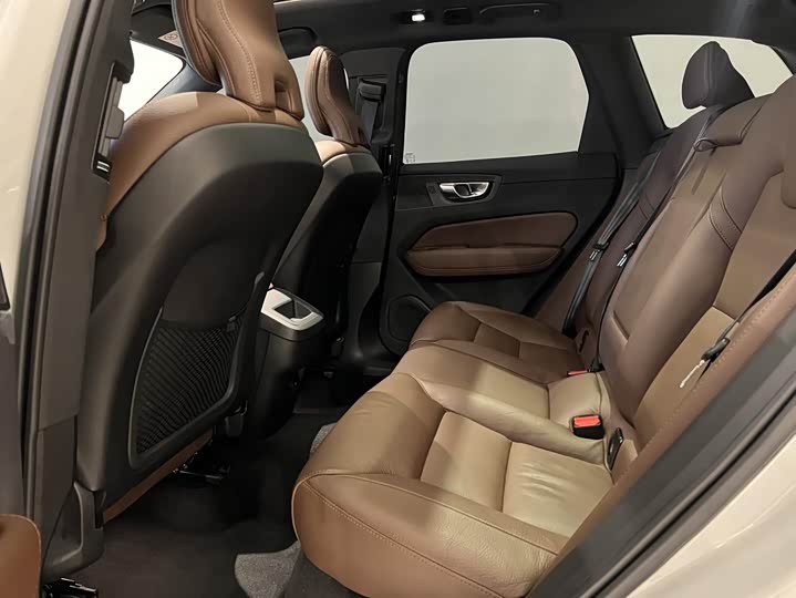 Volvo XC60 2025 B 5 4 WD — фото 9