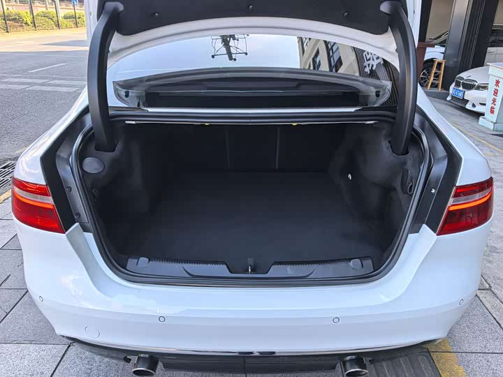 Jaguar XEL 2019 2.0 T 200 PS — фото 12