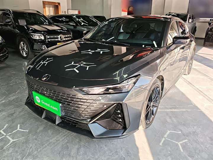 Changan UNI-V 2023 1.5 T Premium — фото 1