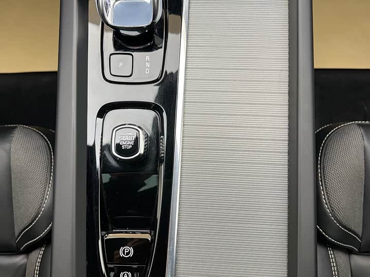 Volvo XC60 2023 B 5 4 WD — фото 25