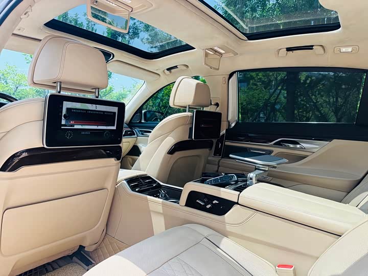 BMW 7 Series 750Li xDrive — фото 9