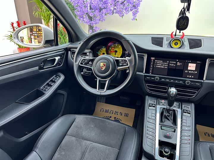 Porsche Macan 2018 Macan 2.0 T — фото 15