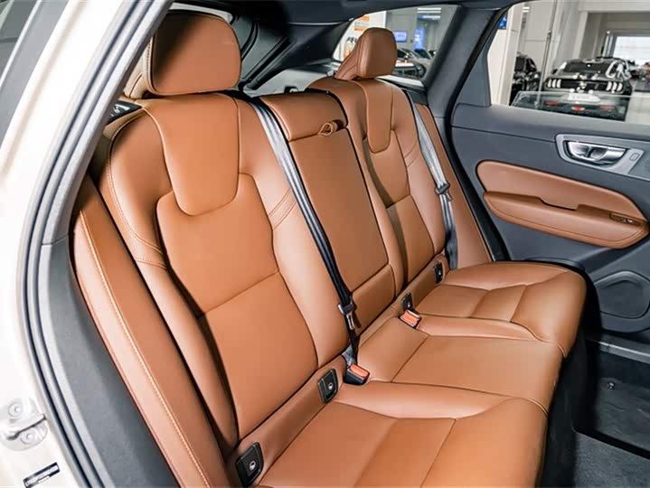 Volvo XC60 2025 B 5 4 WD — фото 22