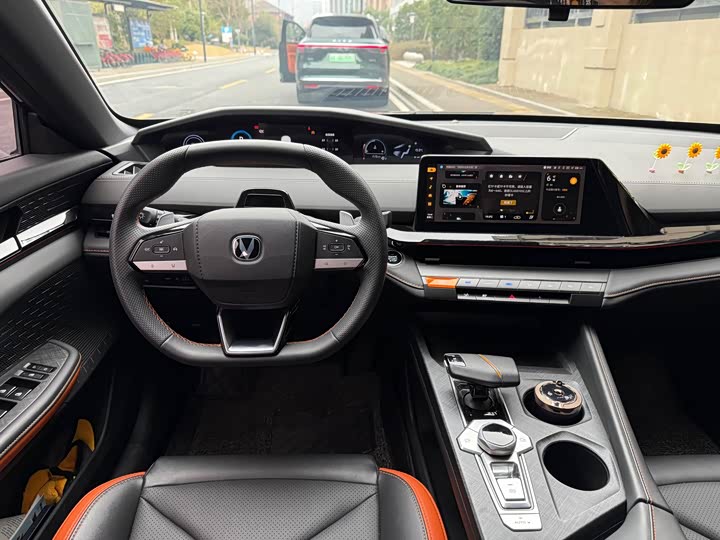 Changan UNI-V 2023 1.5 T Premium — фото 12