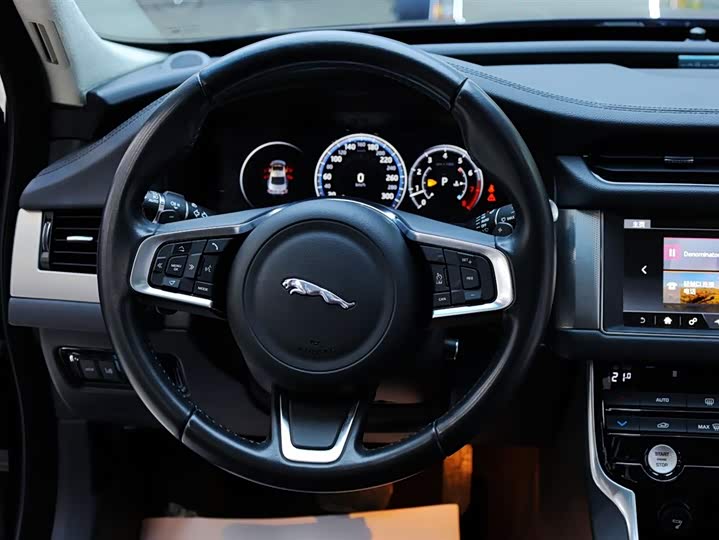 Jaguar XFL 2018 XFL 2.0 T 250 PS — фото 23