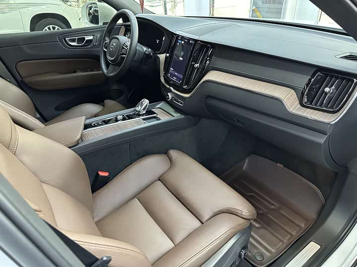 Volvo XC60 2022 B 5 4 WD — фото 12