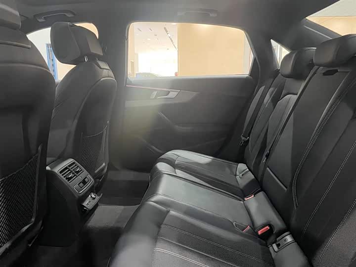 Audi A4L 2024 40 TFSI quattro RS — фото 10