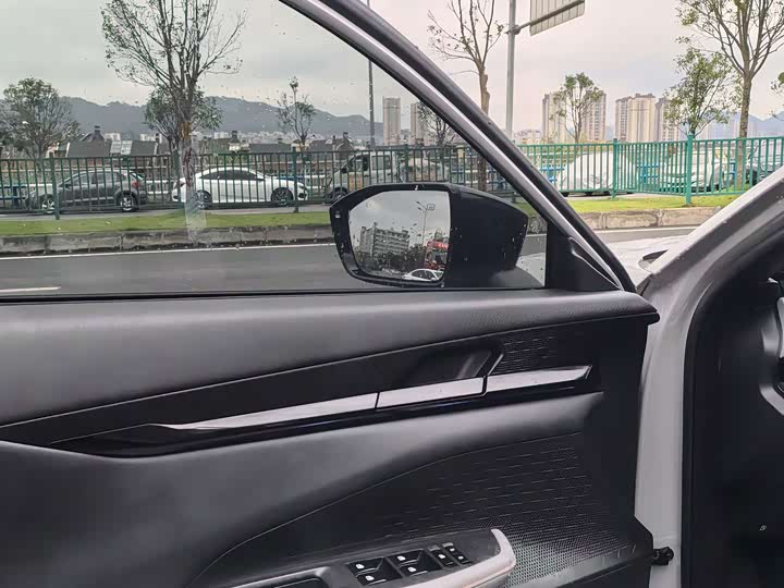 Changan UNI-V 2022 1.5 T Premium — фото 9