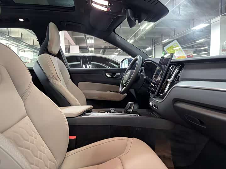 Volvo XC60 2026 B 5 4 WD — фото 13