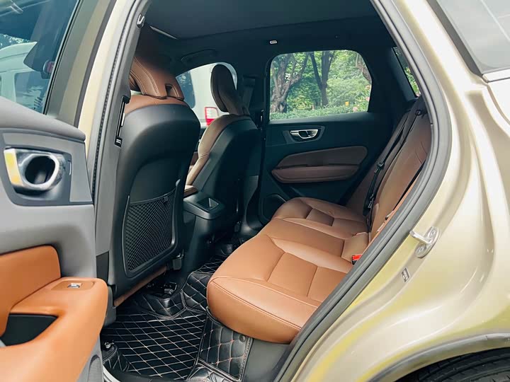 Volvo XC60 2025 B 5 4 WD — фото 10