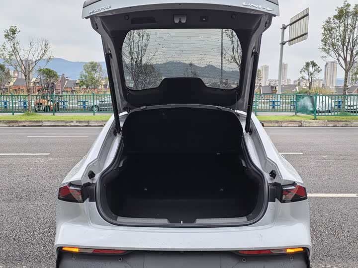 Changan UNI-V 2022 1.5 T Premium — фото 15