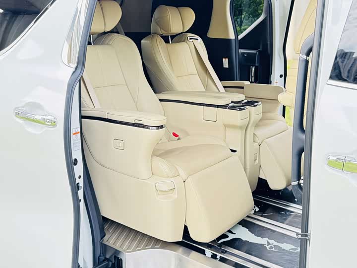 Toyota Alphard — фото 11