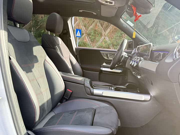 Mercedes-Benz GLB 2024 AMG GLB 35 4 MATIC — фото 4