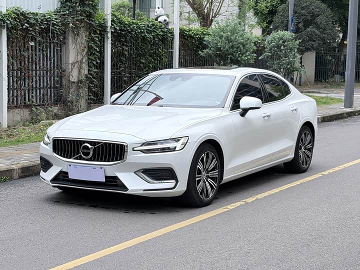 Volvo S60 2022 B 4