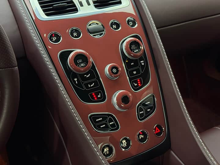 Aston Martin Vanquish 2013 6.0 L Standard — фото 11