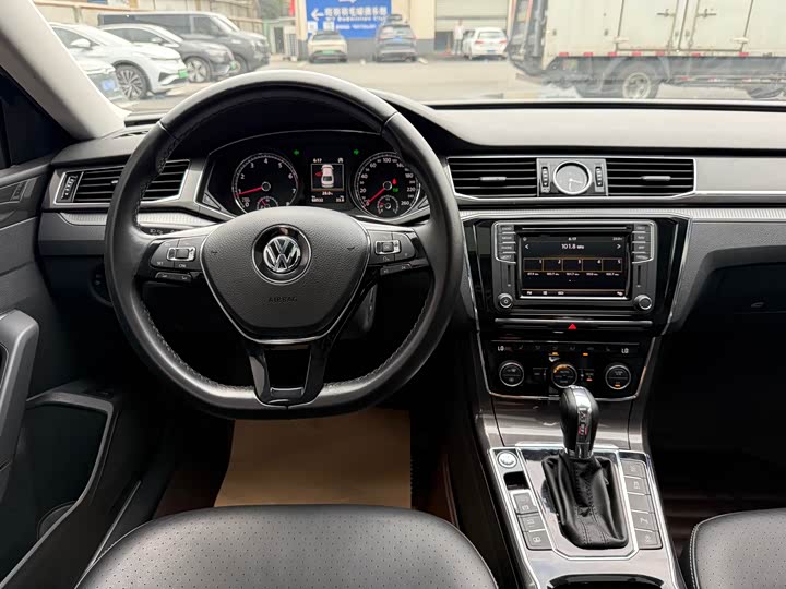 Volkswagen Passat — фото 8