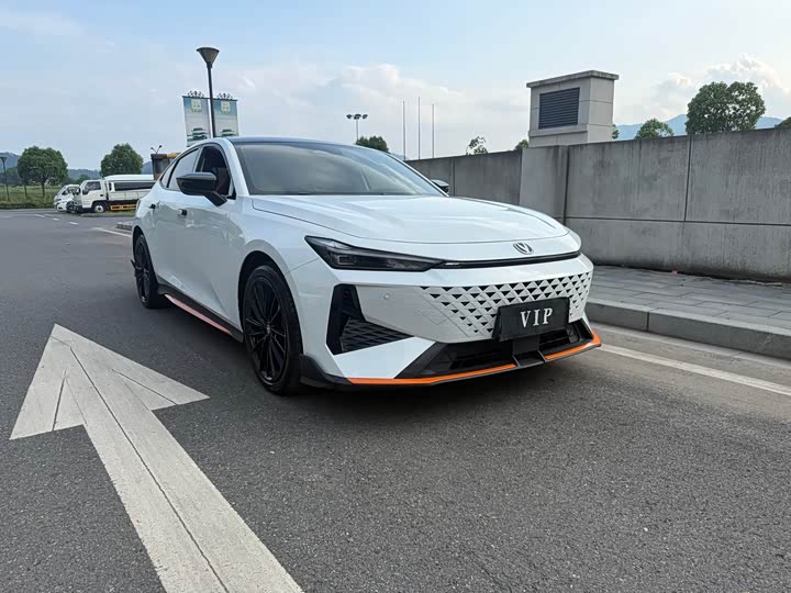 Changan UNI-V 2024 1.5 T Sport — фото 3