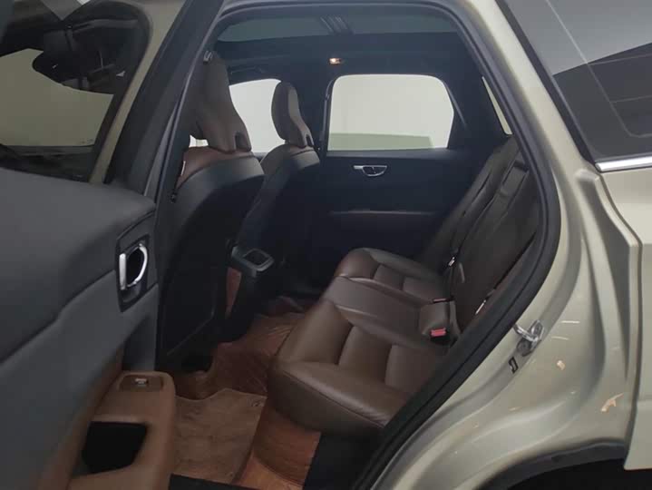 Volvo XC60 2021 T 5 4 WD — фото 11