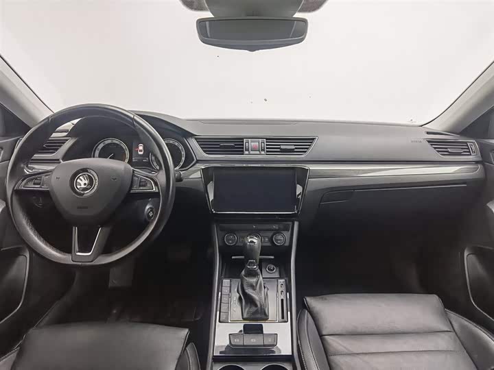 Skoda Superb — фото 5