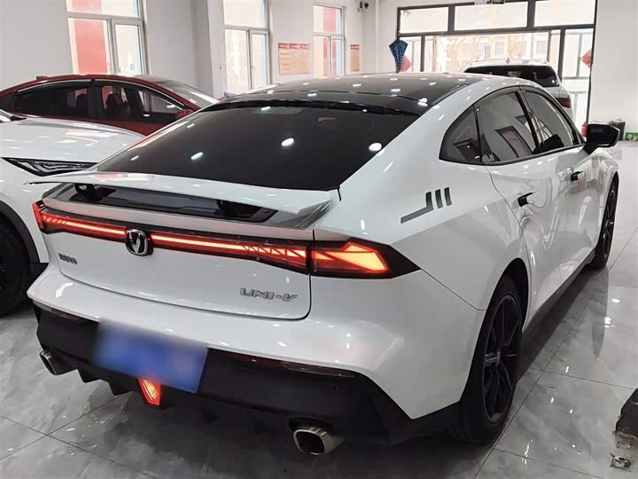 Changan UNI-V 2022 1.5 T Premium — фото 5