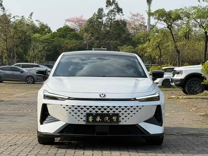 Changan UNI-V 2024 1.5 T — фото 3