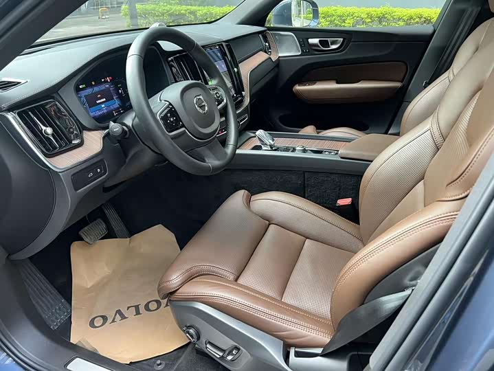 Volvo XC60 Hybrid 2025 Hybrid 4 WD — фото 4