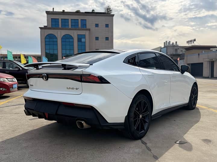 Changan UNI-V 2022 1.5 T Premium — фото 5