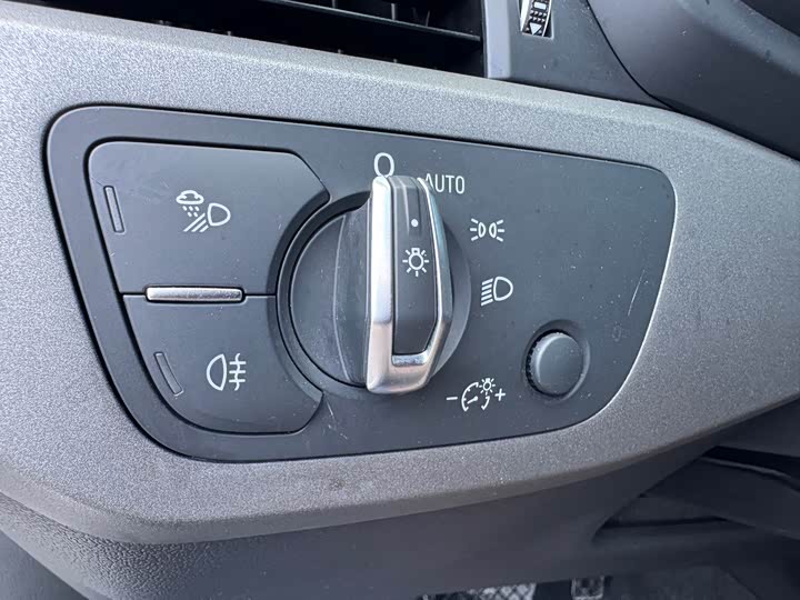 Audi A4L 40 TFSI базовая V — фото 13