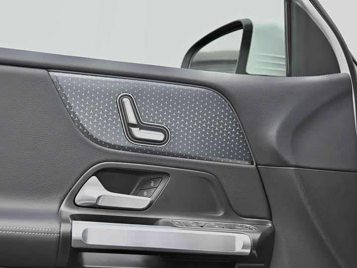 Mercedes-Benz GLB 2024 GLB 220 — фото 17