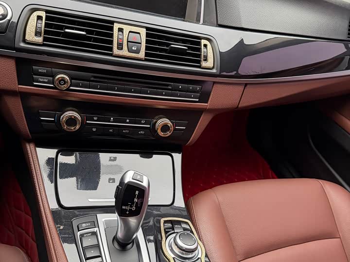 BMW 5-Series 2014 520i — фото 9