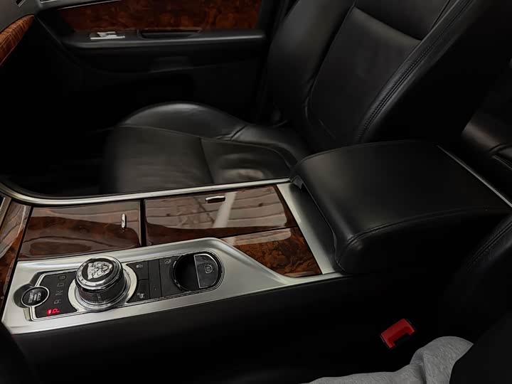 Jaguar XF 2015 XF 2.0 T — фото 12