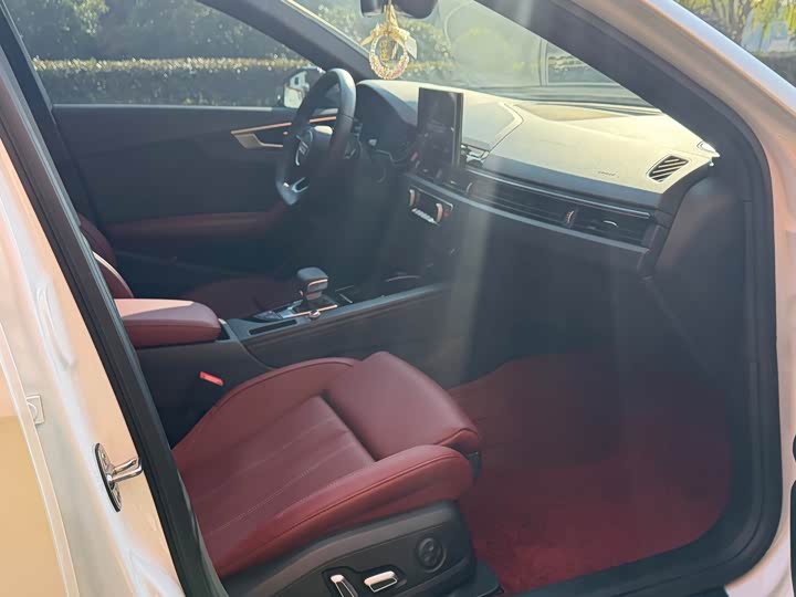 Audi A4L 40 TFSI люкс-динамик — фото 11