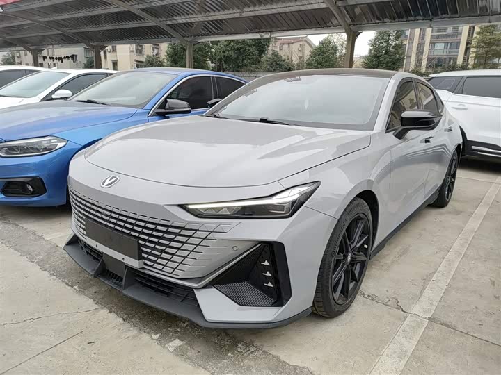 Changan UNI-V 2022 1.5 T Premium — фото 1